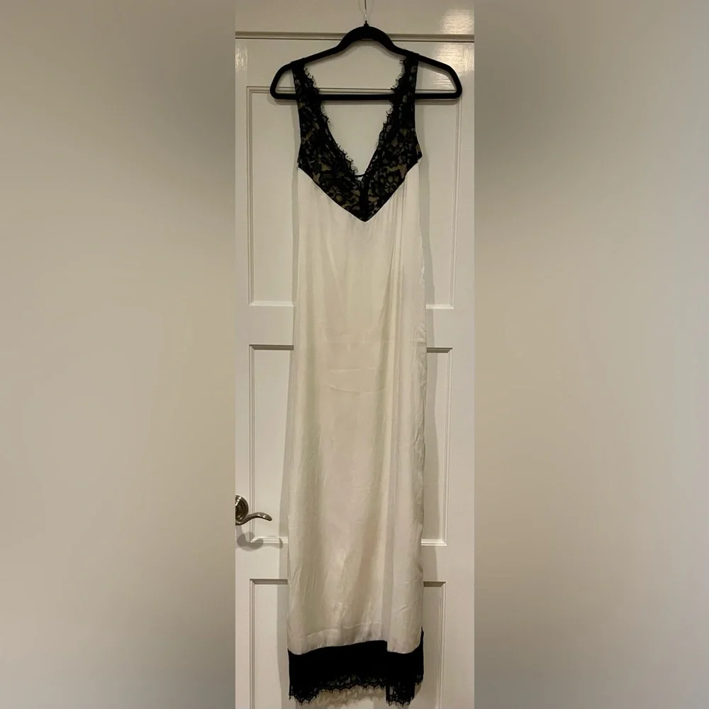 THE NEW ARRIVALS BY ILKYAZ OZEL
Raine Dress - Picture 4 of 9